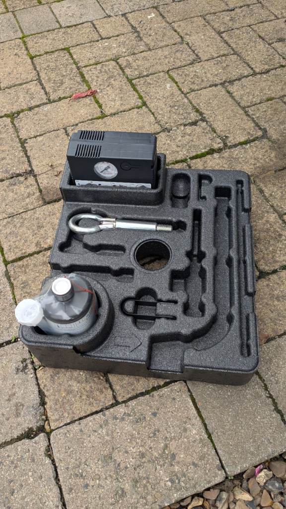 Tyre emergency puncture repair kit 