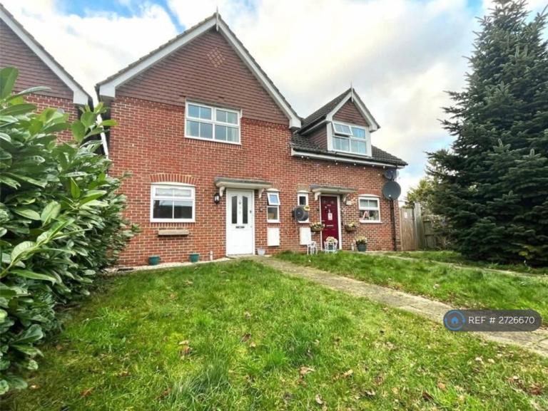 3 bedroom house in Heath Close, Aldershot, GU12 (3 bed) (#2726670)