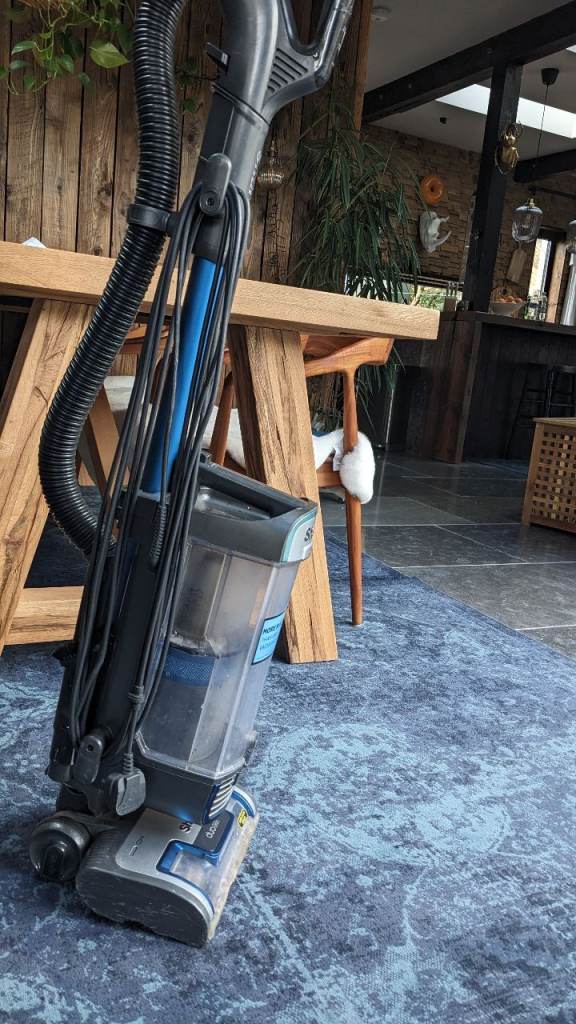 Shark lift away upright vacuum cleaner 