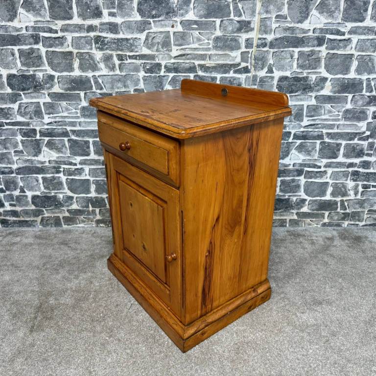 Country Collectibles Pine Bedside Cabinet – Drawer & Cupboard Storage