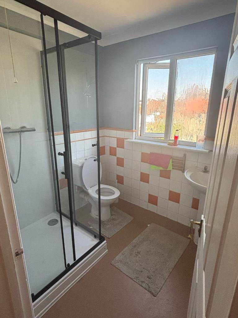 DOUBLE  ROOM  IN  ILFORD  AVAILABLE  ON  SEVEN  KINGS  ROAD  IG3 8DQ