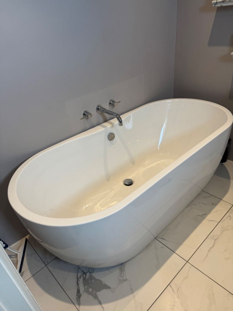 Freestanding Acrylic Bath 1700mm – Modern Double Ended – As New