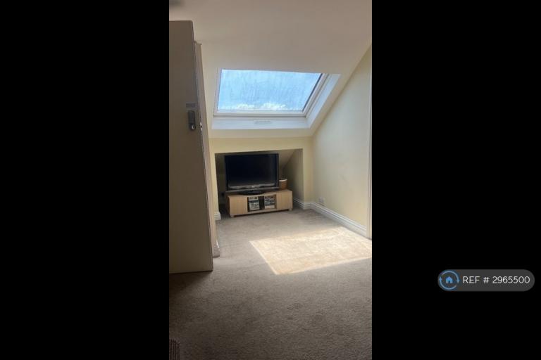 1 bedroom flat in West Wycombe Road, High Wycombe, HP12 (1 bed) (#2965500)