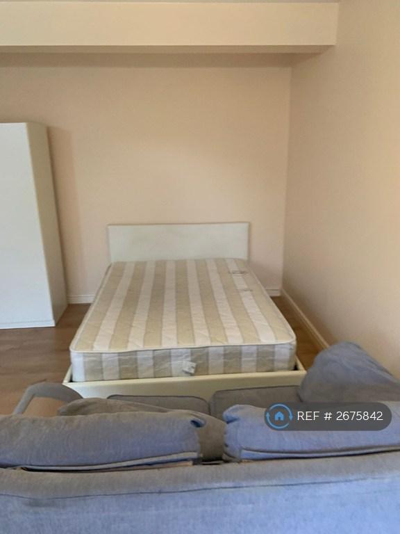 1 bedroom flat in Stradbroke Grove, Ilford, IG5 (1 bed) (#2675842)