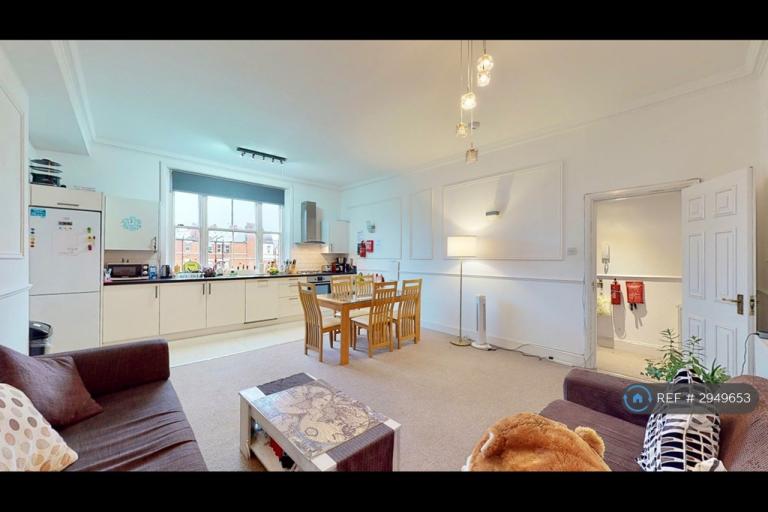 3 bedroom flat in Sutherland Avenue, London, W9 (3 bed) (#2949653)