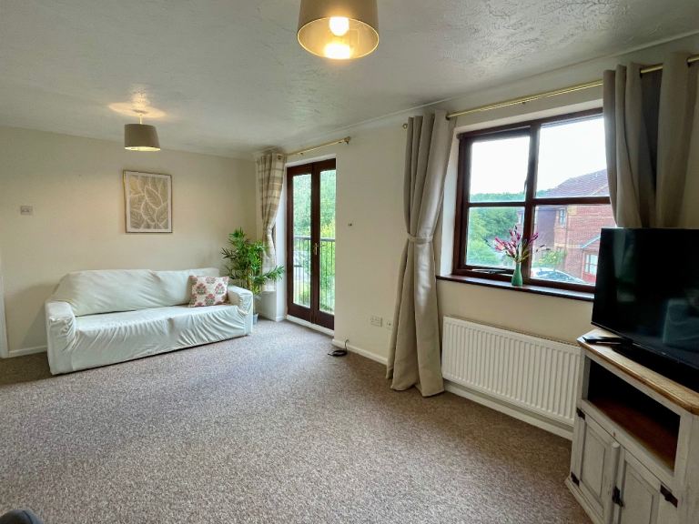 1 bedroom first floor flat in Loddon NR14 with garage and garden 