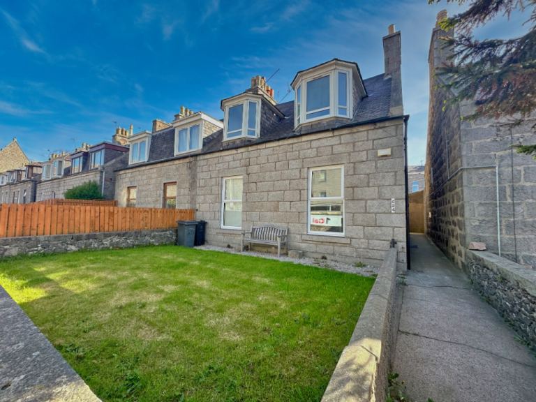 3 bedroom flat in George Street, City Centre, Aberdeen, AB25 3XN