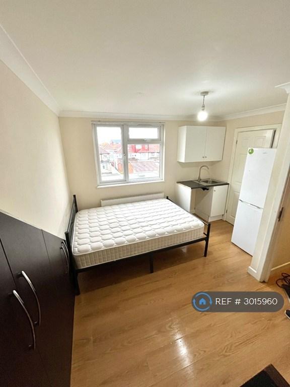 Studio flat in Greenland Crescent, Southall, UB2 (#3015960)