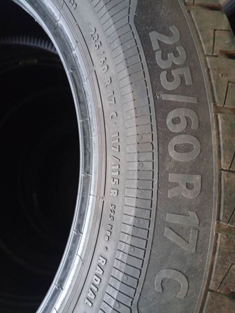 Tyre van tyre 235/60/17
