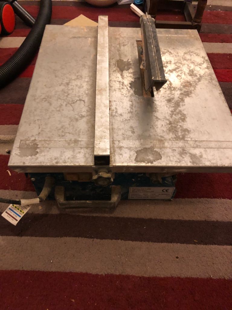 Electric tile cutter 