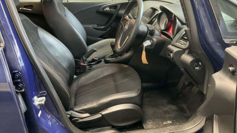 2012 Vauxhall Astra 1.6i 16V Active 5dr HATCHBACK PETROL Manual