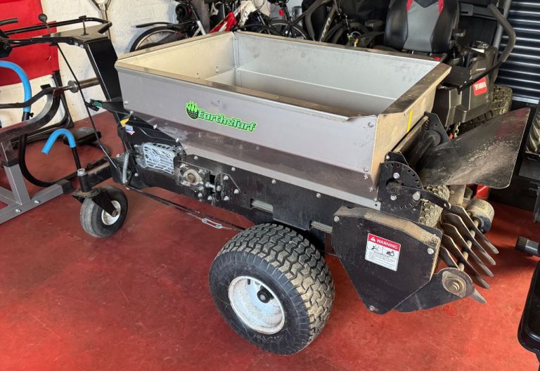 Spreader Earth and Turf Top Dresser 