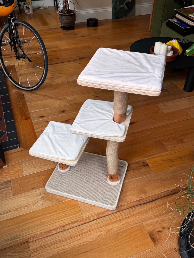 Cat tree / scratch post