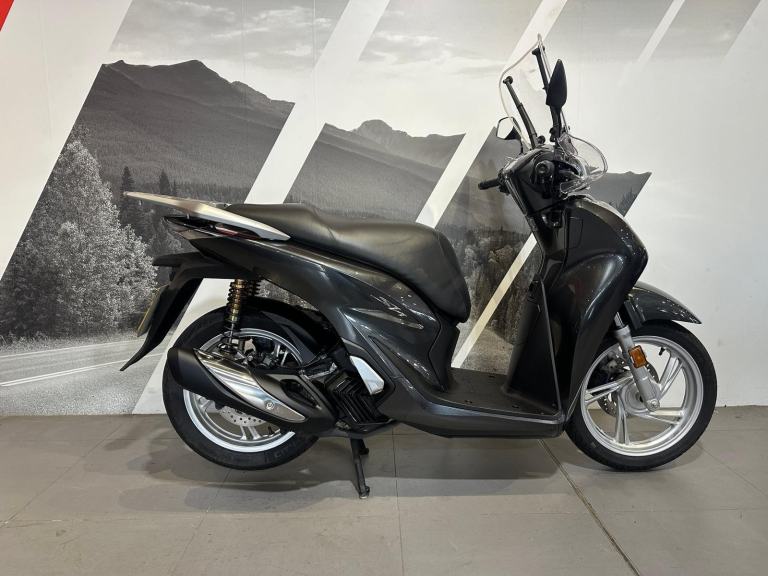 Super low mileage Honda SH125i available now at Craigs Honda