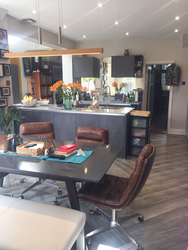 Double room to rent in family home 