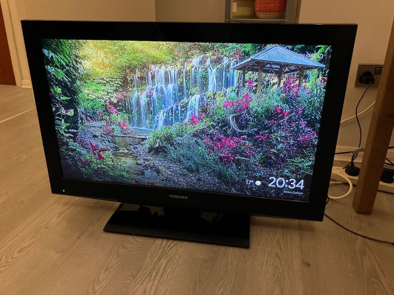 32 inch Toshiba Black Flat Screen TV with Remote