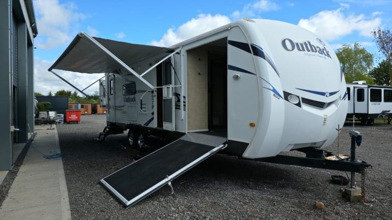 TOY HAULER 2013 outback 280rs £29,999 4-6 BERTH 28FT 