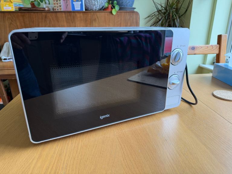 800W IGENIX microwave oven, hardly used, original box