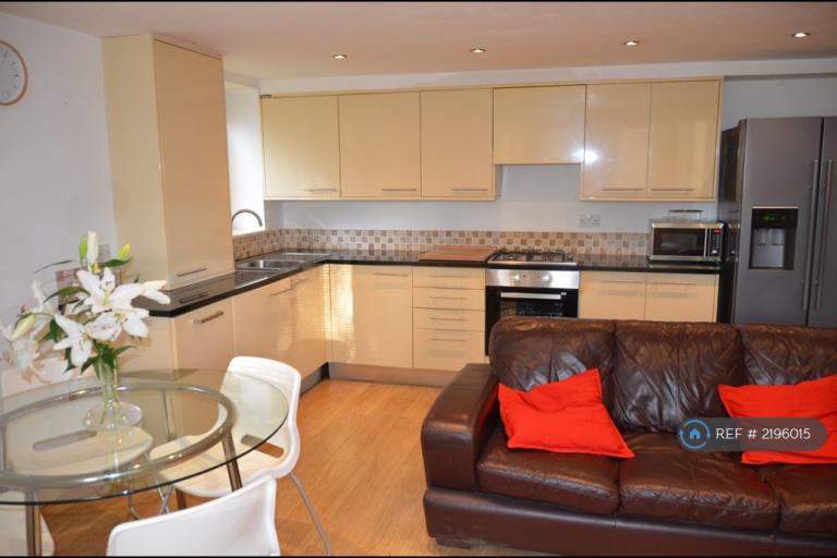 2 bedroom flat in Demesne Road, Manchester, M16 (2 bed) (#2196015)