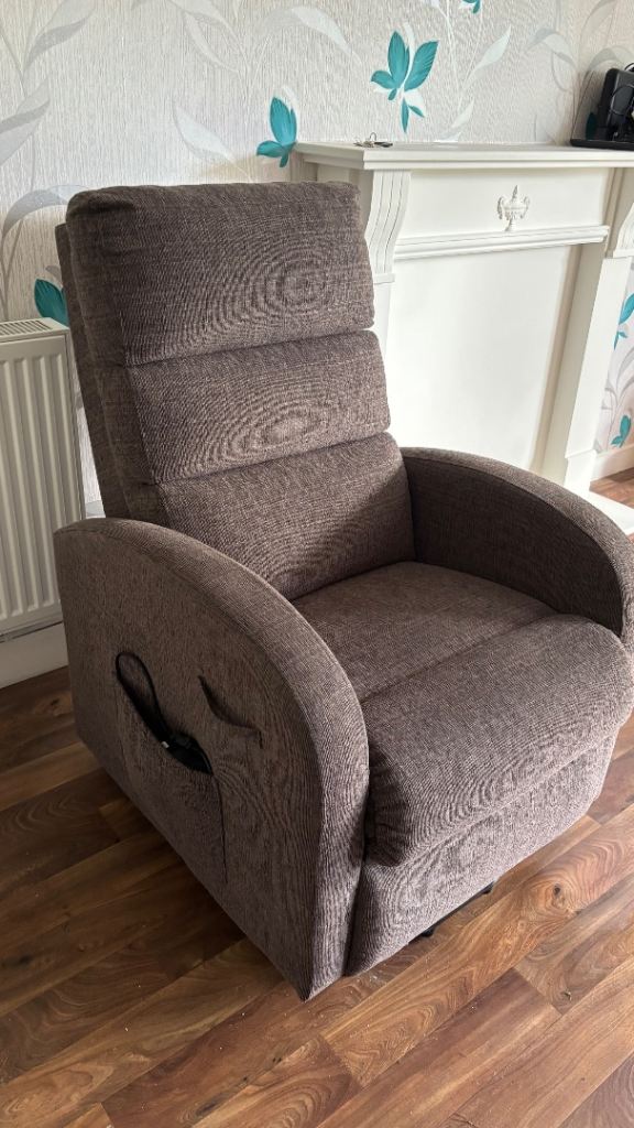 Brown Fabric electric riser/recliner Armchair – Good Condition