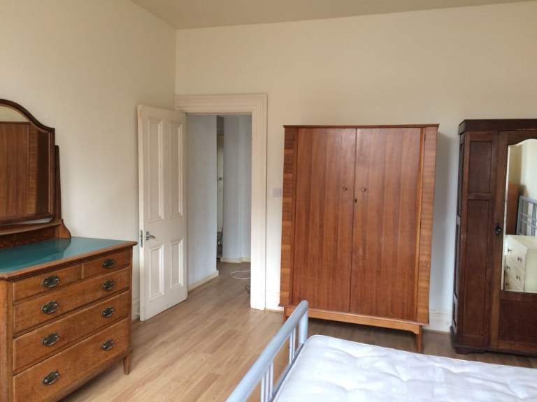 Wimbledon - Two rooms on offer in spacious three bedroom flat on Worple Road SW19