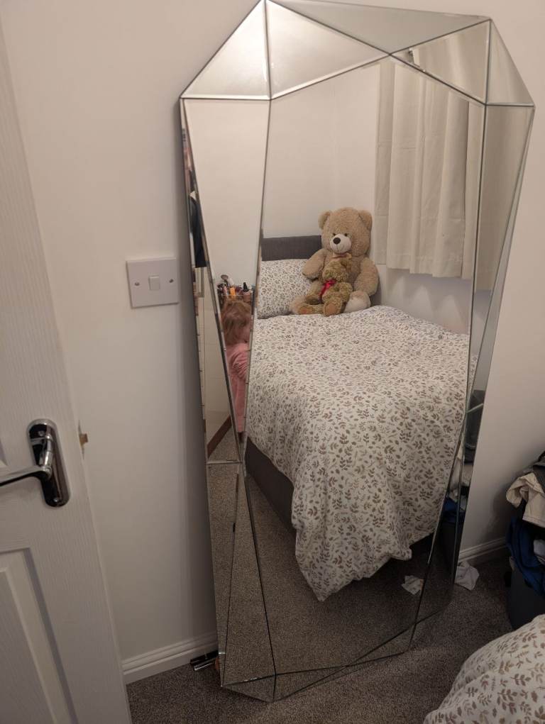 Free standing mirror