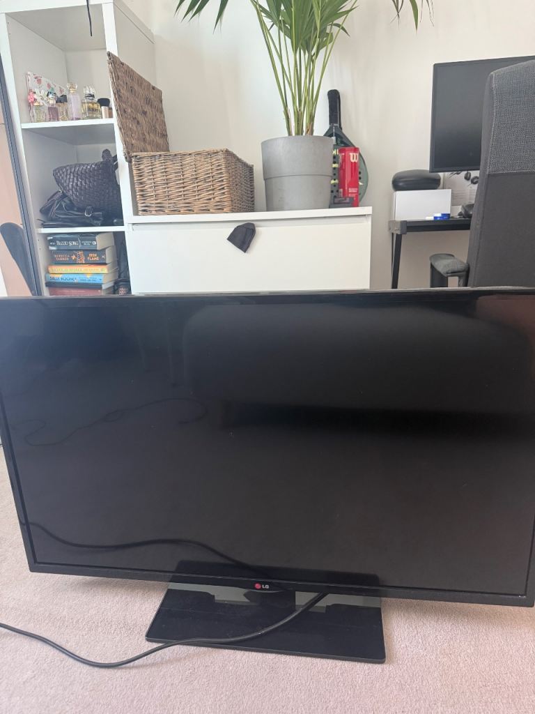 LG 42" Full HD LED TV (42LN540V) - Excellent Condition with Stand