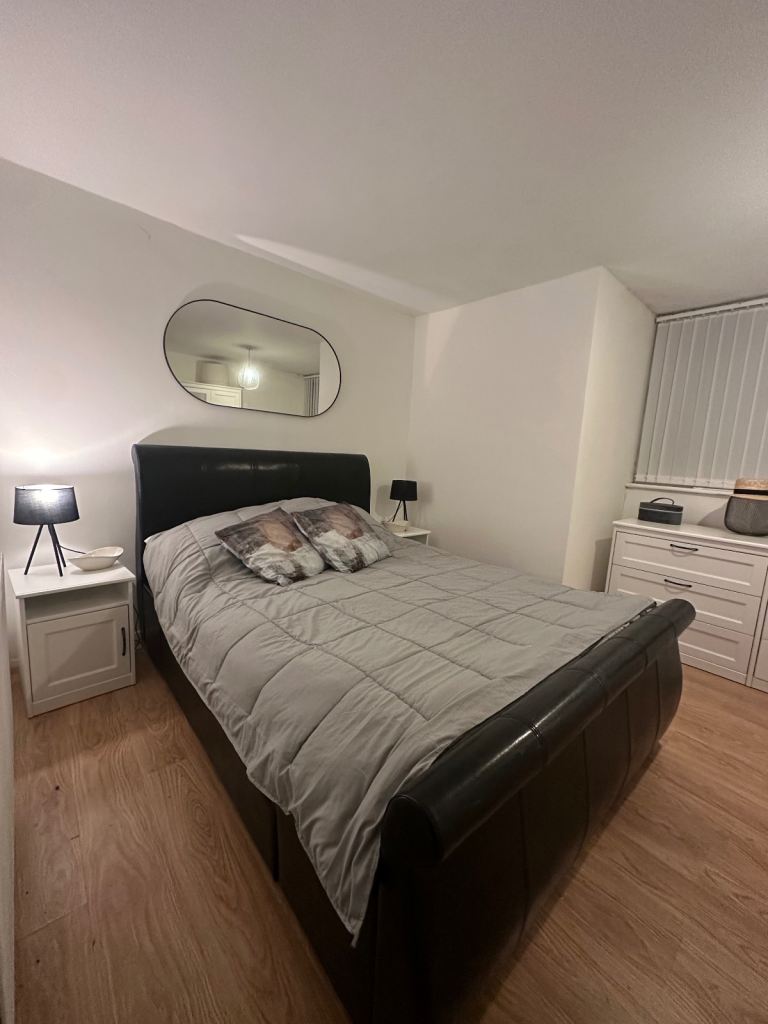 Westbourne Park / Female preferred (female house hold) / NOVEMBER MOVE IN / 4month stay only 
