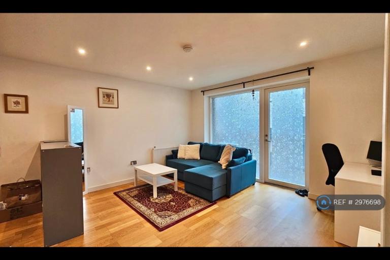 1 bedroom flat in Genteel House, Southall, UB1 (1 bed) (#2976698)