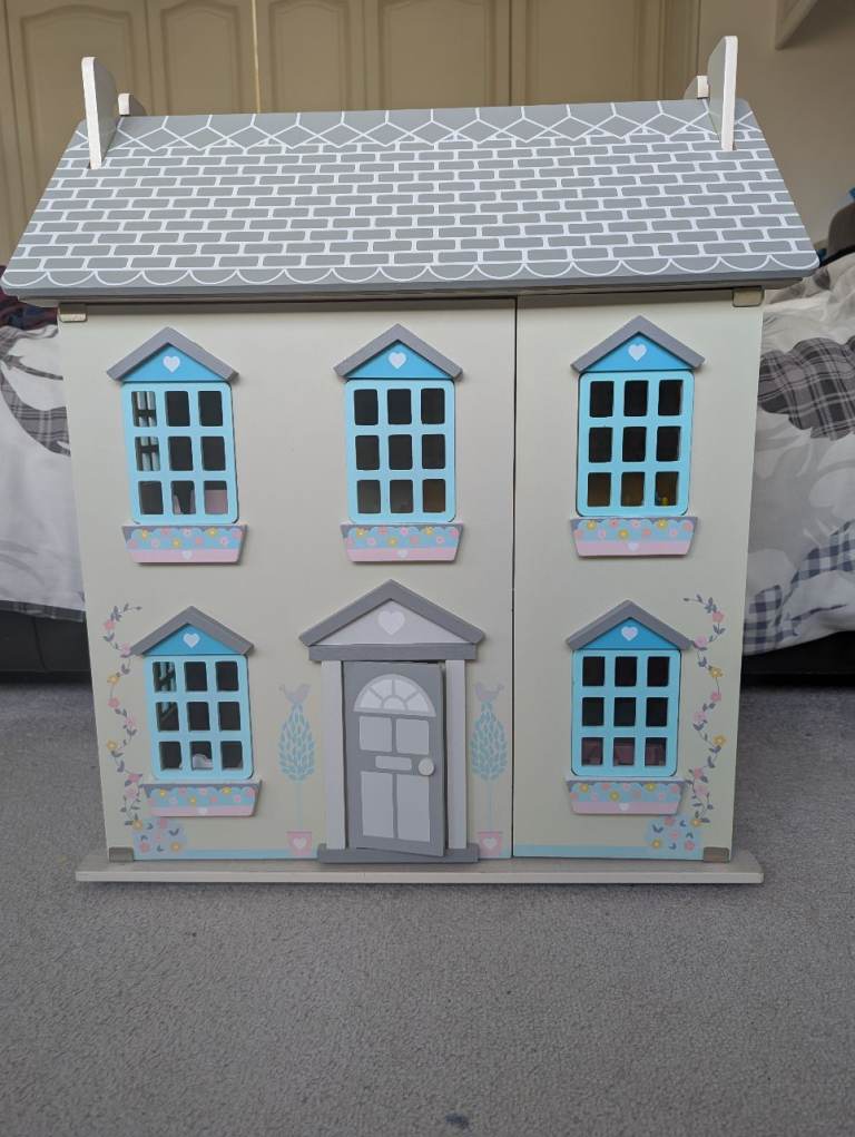 Wooden Dolls House, Furniture & dolls 
