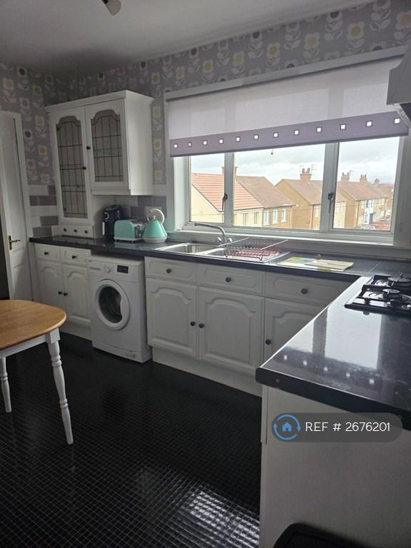 2 bedroom flat in Chisholm Place, Grangemouth, FK3 (2 bed) (#2676201)