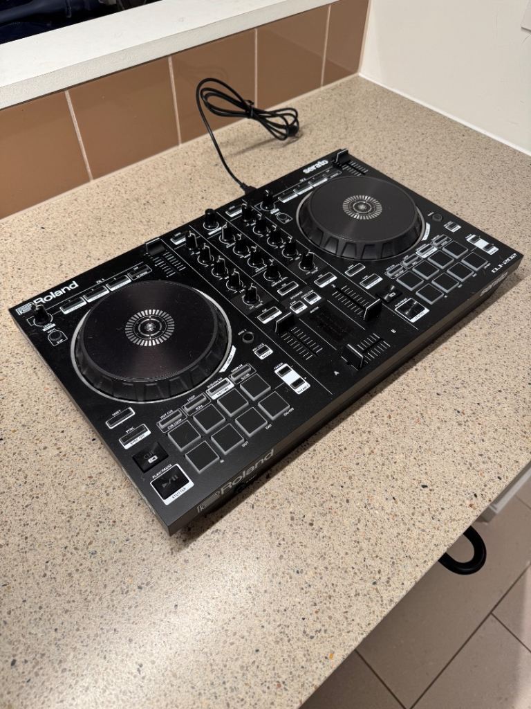 🎧 Roland DJ-202 DJ Controller – Mint Condition