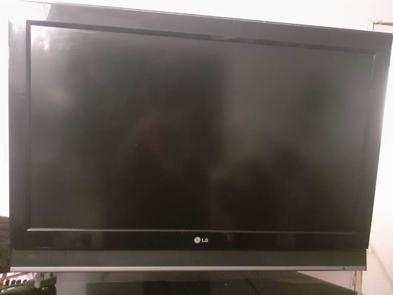 32 inch LG TV with built in stand