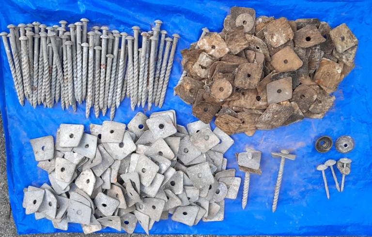 SCREWS/FIXINGS FOR TRADITIONAL CORRUGATED ROOFING WITH CURVED METAL CAPS BITUMEN WASHERS