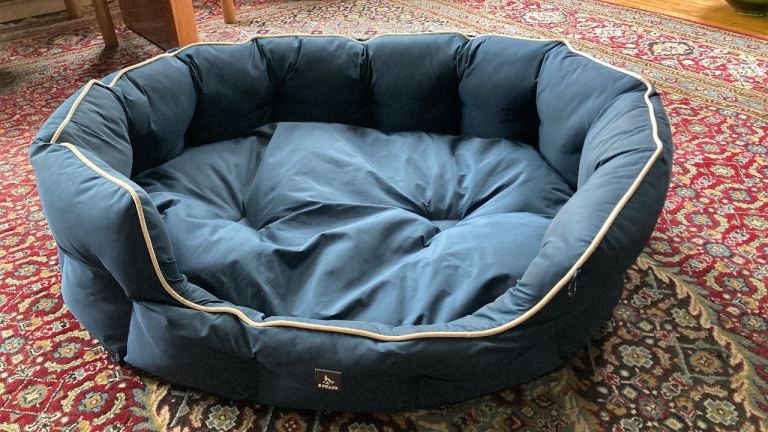 3 Peaks large dog bed 