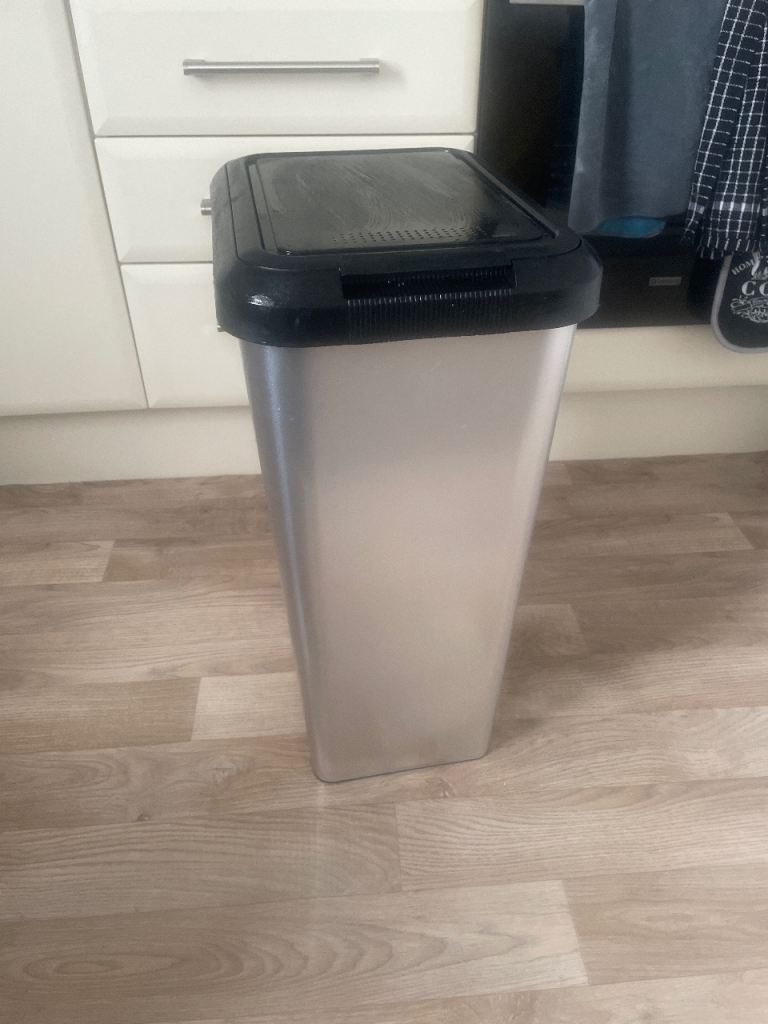 Silver Kitchen Dustbin with Black Lid – Good Condition