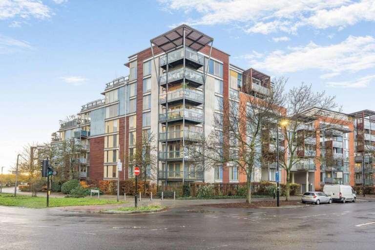 Single Room in a spacious 3-bedroom flat share with other 3 people in North Greenwich