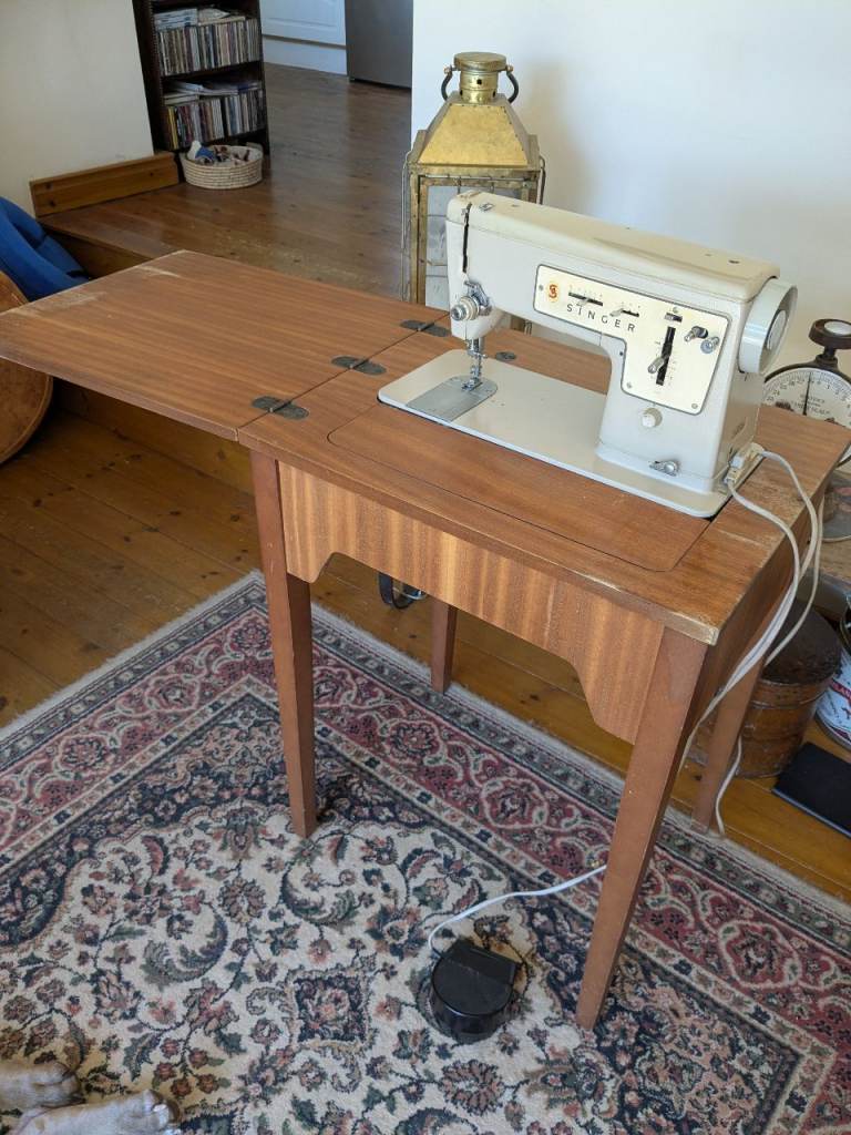 Vintage SINGER 457 Sewing Machine with Table Working 