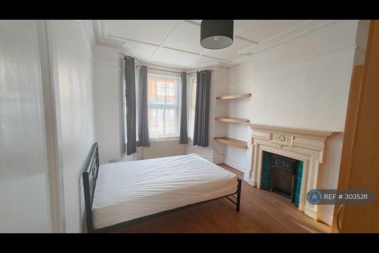 1 bedroom flat in Standard Road, Hounslow, TW4 (1 bed) (#3035311)