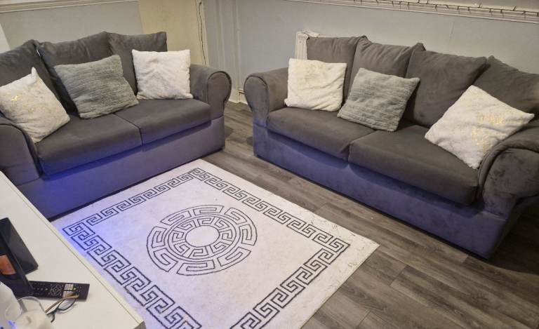 Grey velvet 2seater and 3seater sofas in great condition 