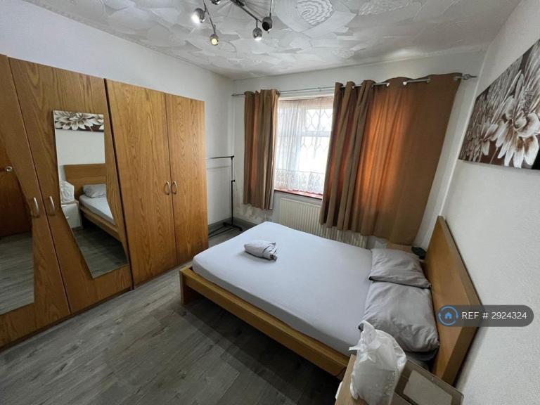 2 bedroom flat in Hampton Road, Ilford, IG1 (2 bed) (#2924324)
