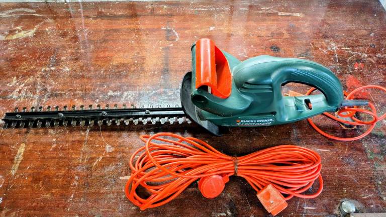 Black & Decker Hedge Trimmer GT 249 with Extension Lead – Good Condition