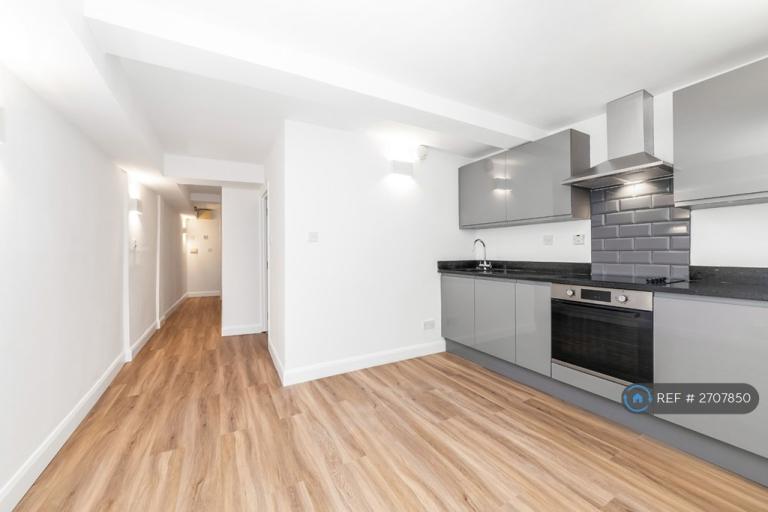 1 bedroom flat in Lee High Road, London, SE12 (1 bed) (#2707850)