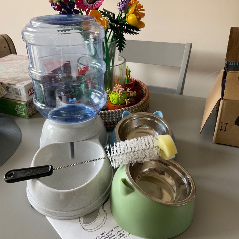 Cat Water Feeder and 2 Food Dishes - Like New