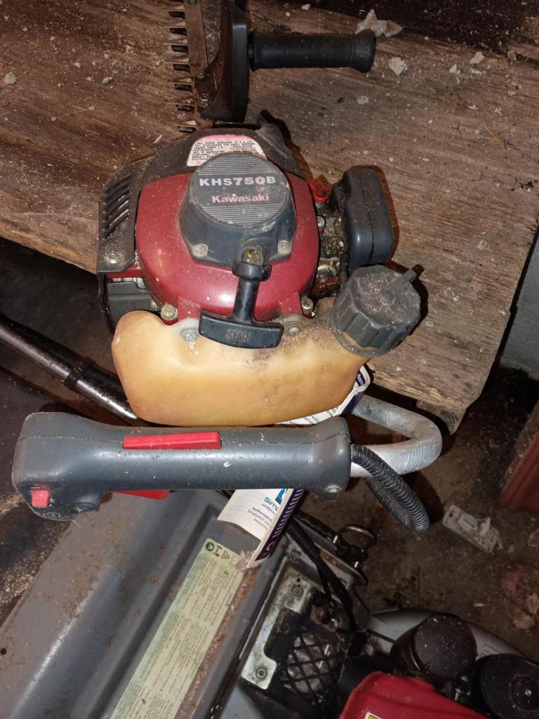 Kawasaki KHS 750 B TH23 28-inch Single-Sided Hedge Trimmer