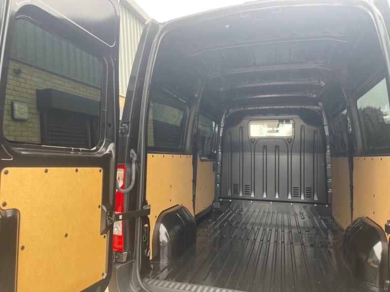 2025 RENAULT MASTER ADVANCE MM33 WINDOW VAN 135ps EURO 6.3 IN BLACK
