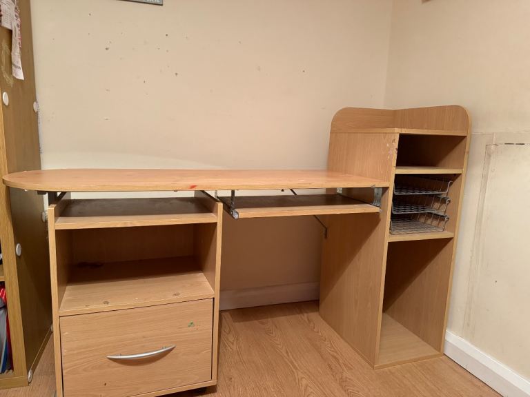Wooden computer desk with pull out keyboard shelf 