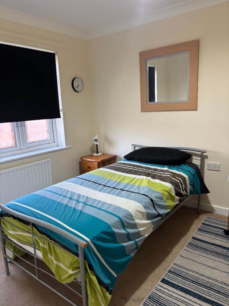 Room to rent in a Large house with only two other people 