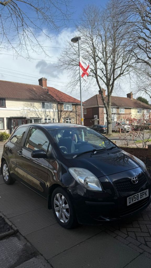 Yaris 1.3 tr petrol automatic black