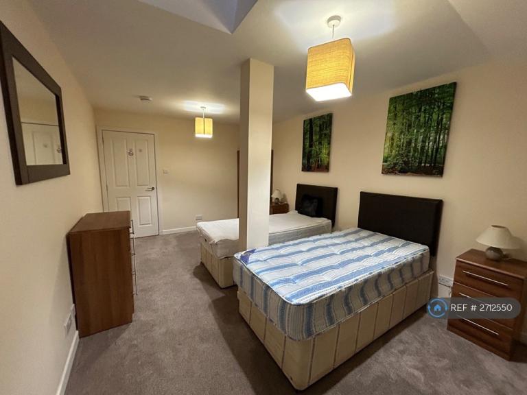 2 bedroom flat in Fraser House, Aberdeen, AB11 (2 bed) (#2712550)